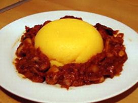 Palenta sa pečurkama i paradajzom